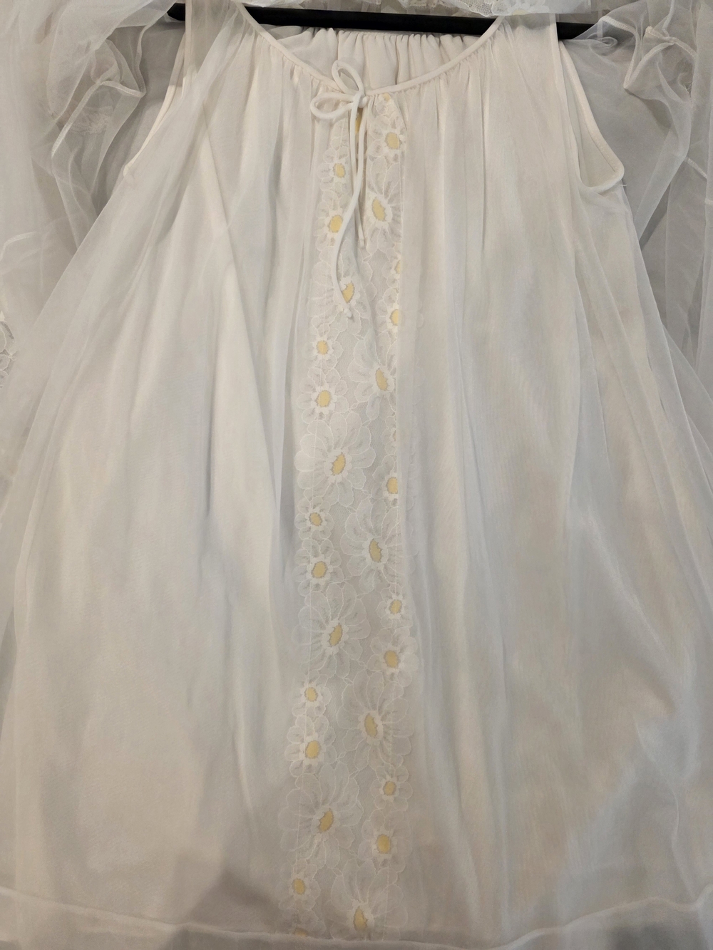 Vintage Miss Elaine Daisy Peignoir Small BEAUTIFUL!